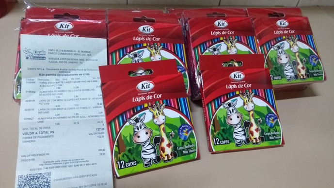 Lápis de colorir para a montagem do kit infantil.