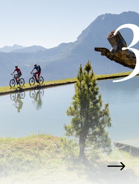 Zwei Radfahrer fahren rund um den Bergsee in Wagrain Kleinarl