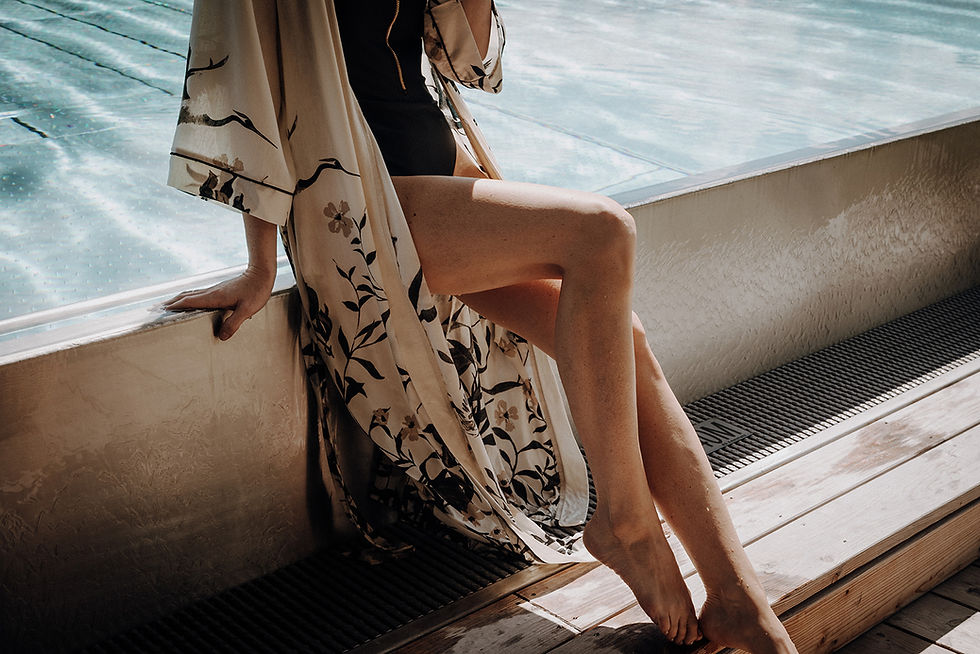 Frau am Beckenrand mit Kimono Liz Styling