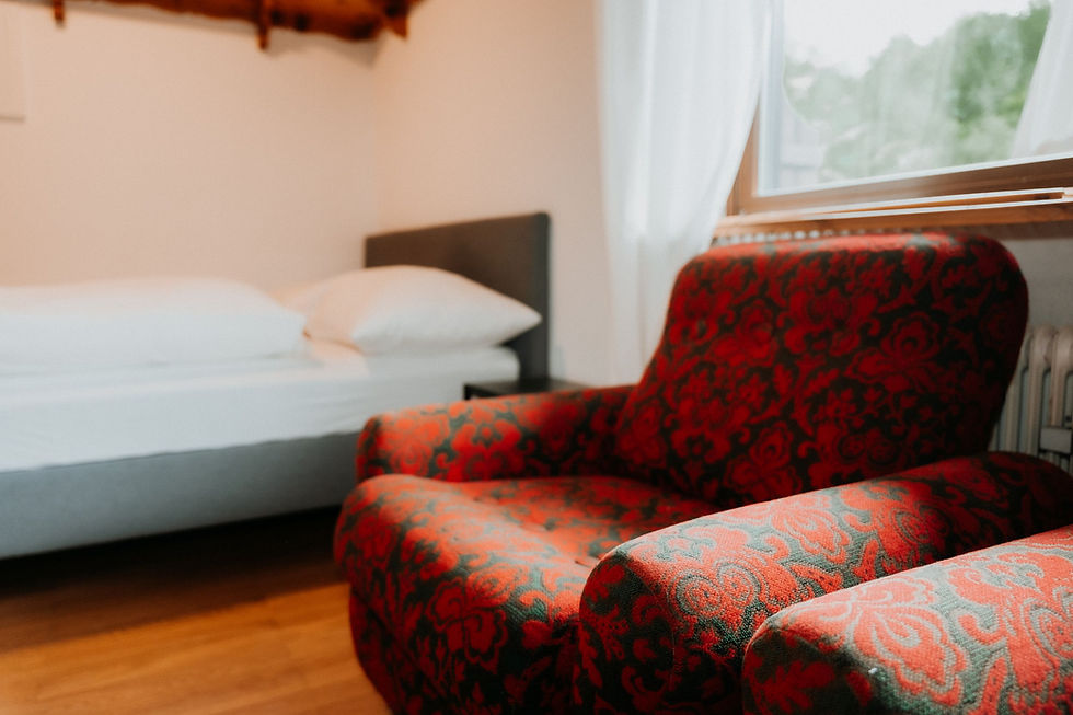 Schlafraum mit Couchsessel im Central Home Wagrain