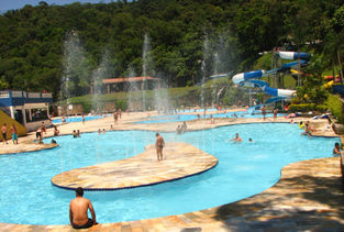 Piscina recreativa com fontes do Sport Club Alpes da Cantareira