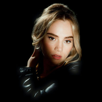 Suki Waterhouse guitarist