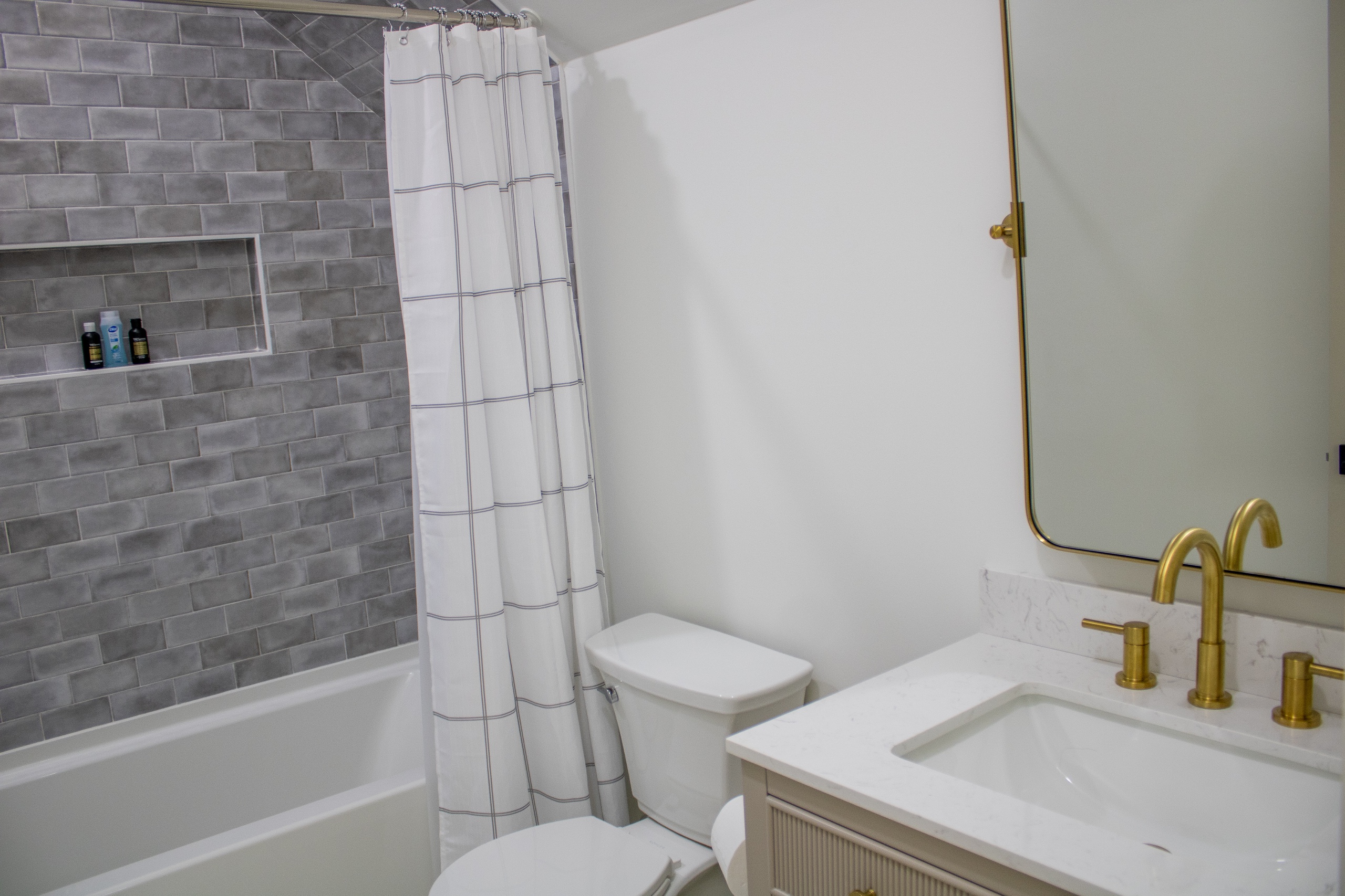 Additional Guest Bathroom — Tub & Shower