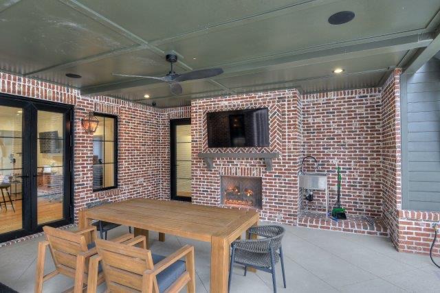 Covered Outdoor Dining & Fireplace