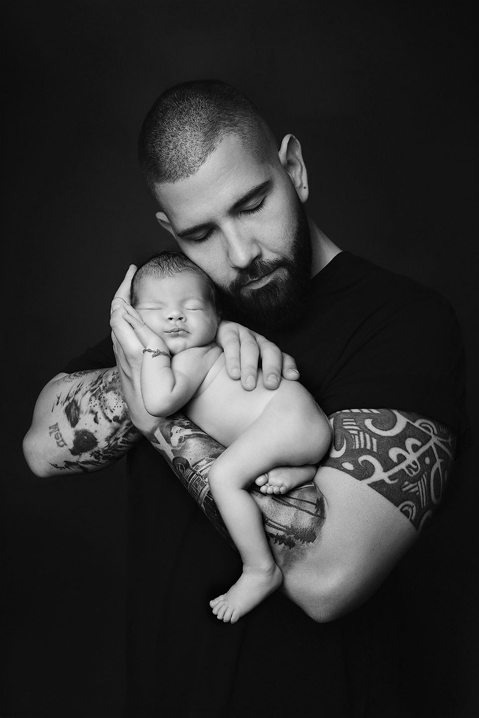 Dad at the Newborn Shooting Zurich – emotional baby photography full of closeness and love