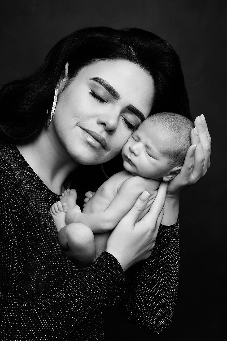 Mom at the Newborn Shooting Zurich – emotional baby photography full of closeness and love