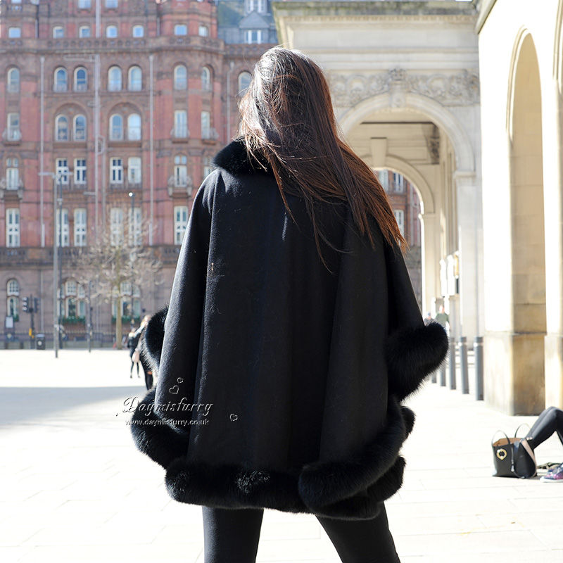 Thumbnail: Large Cashmere Shawl with Fox Fur Trim in Black