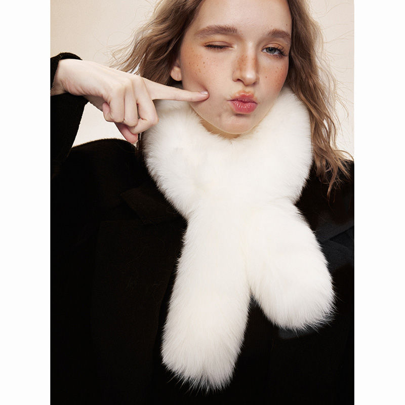 Thumbnail: White Fox Fur Scarf