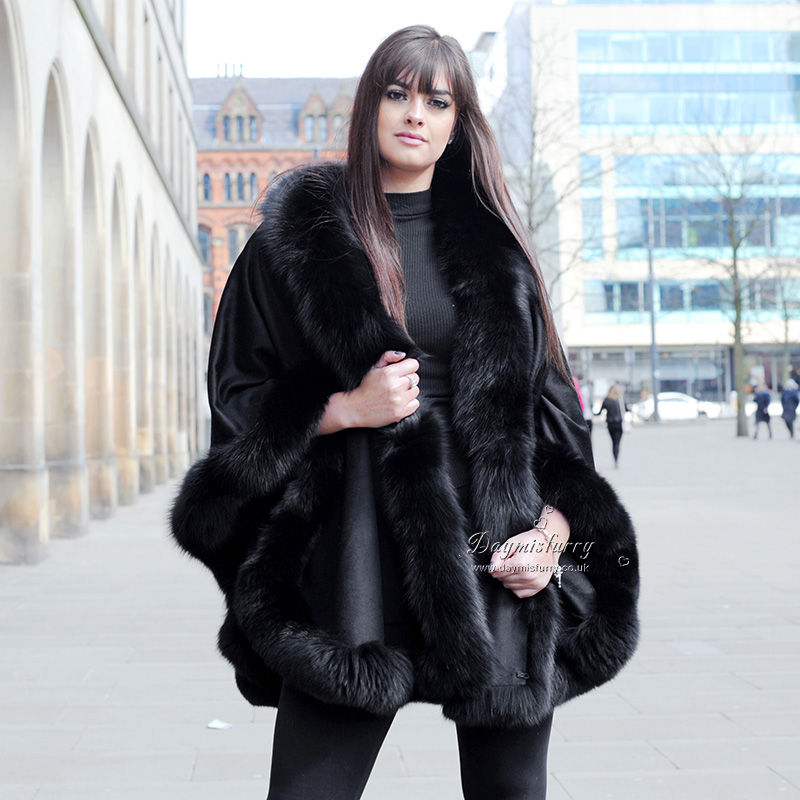 Thumbnail: Large Cashmere Shawl with Fox Fur Trim in Black