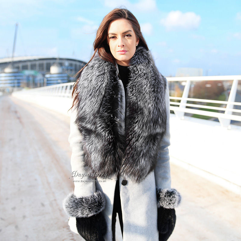 Thumbnail: Silver Fox Fur  Scarf  Collar in Natural Colour