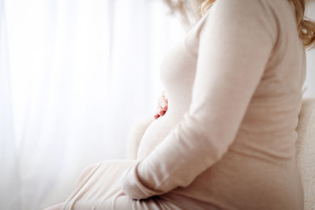 der babybauch einer werdenden mama