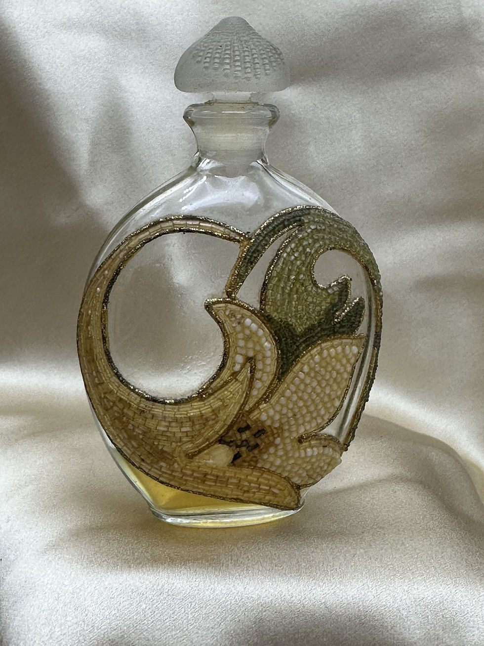 Flacon de parfum Guerlain vintage décoré d'un arum en microperles avec bouchon en verre dépoli.