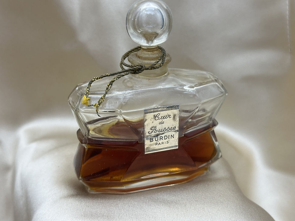 Ancien flacon de parfum Burdin Paris « Cuir de Russie » en verre facetté avec bouchon d'origine.