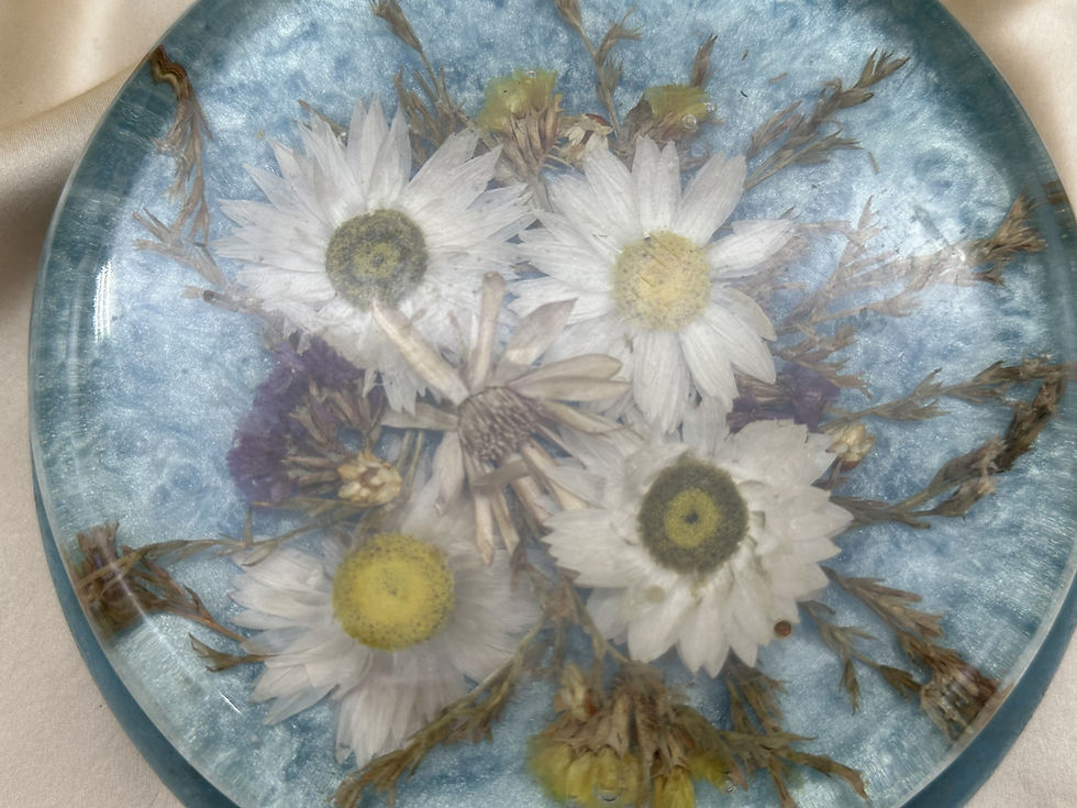Vue du couvercle décoré d'un bouquet de fleurs séchées incluses dans la résine.
