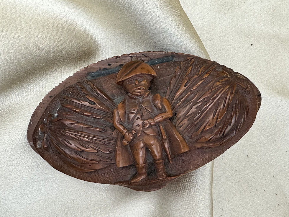 Tabatière ancienne en corozo sculpté avec décor de chasseur en relief.