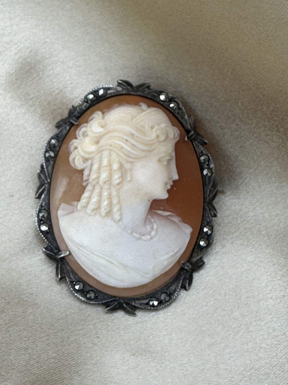 Broche pendentif camée ancien en coquille sur monture en argent 800