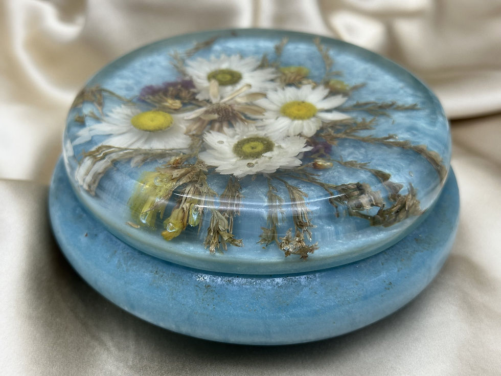 Boîte vintage ronde en résine bleu nacré avec fleurs naturelles séchées.