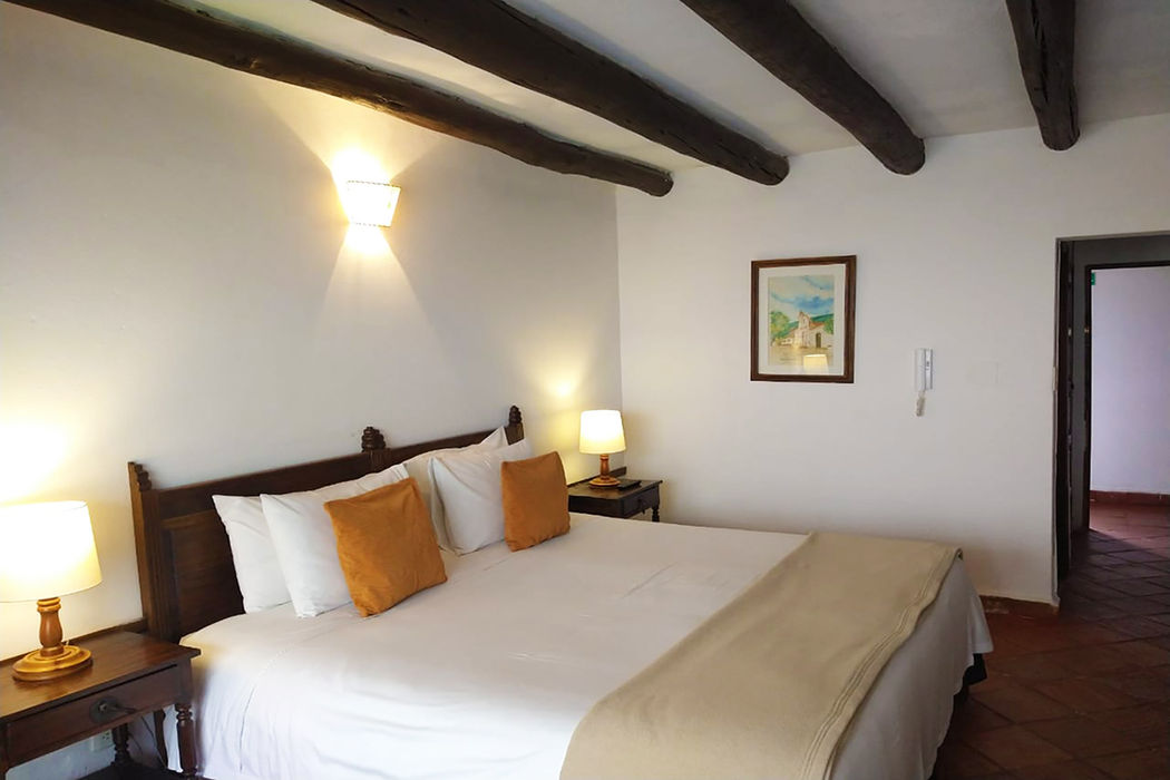 Hotel Meson de Los Virreyes. Piscina y Spa en Villa de Leyva a pocos pasos de la Plaza Mayor. Planes románticos, masajes y celebraciones personalizadas. Habitaciones con Jacuzzi y Terraza