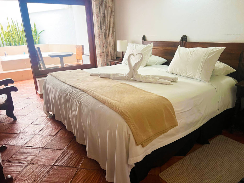 Hotel Meson de Los Virreyes. Piscina y Spa en Villa de Leyva a pocos pasos de la Plaza Mayor. Planes románticos, masajes y celebraciones personalizadas. Habitaciones con Jacuzzi y Terraza