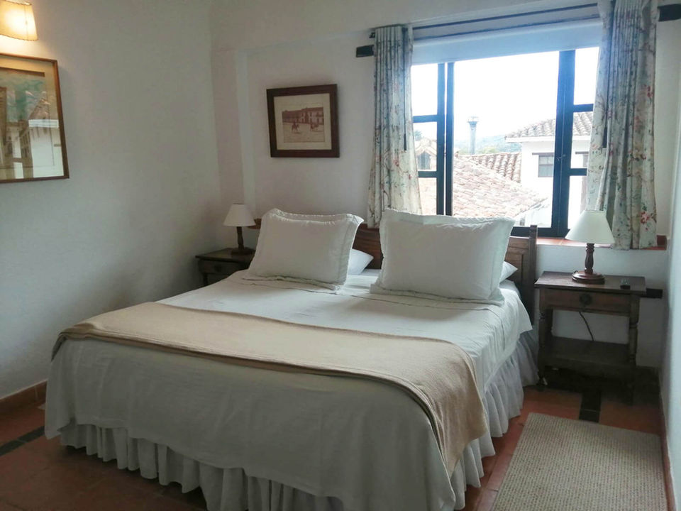 Hotel Meson de Los Virreyes. Piscina y Spa en Villa de Leyva a pocos pasos de la Plaza Mayor. Planes románticos, masajes y celebraciones personalizadas. Habitaciones con Jacuzzi y Terraza