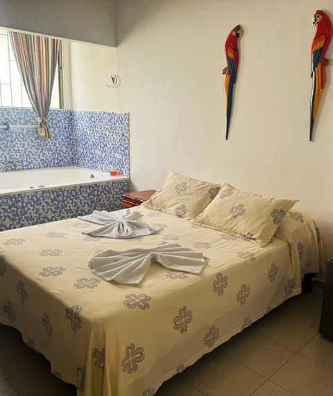 Hotel en Mariquita Tolima, con Piscina, Restaurante Parqueadero diagonal a la Iglesia de la Ermita en el Centro Histórico. Habitaciones y suites con Terraza y Jacuzzi. Planes Romanticos