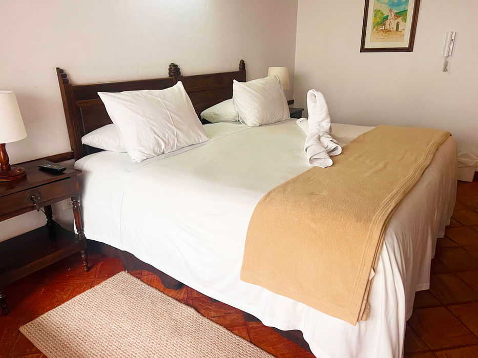 Hotel Meson de Los Virreyes. Piscina y Spa en Villa de Leyva a pocos pasos de la Plaza Mayor. Planes románticos, masajes y celebraciones personalizadas. Habitaciones con Jacuzzi y Terraza