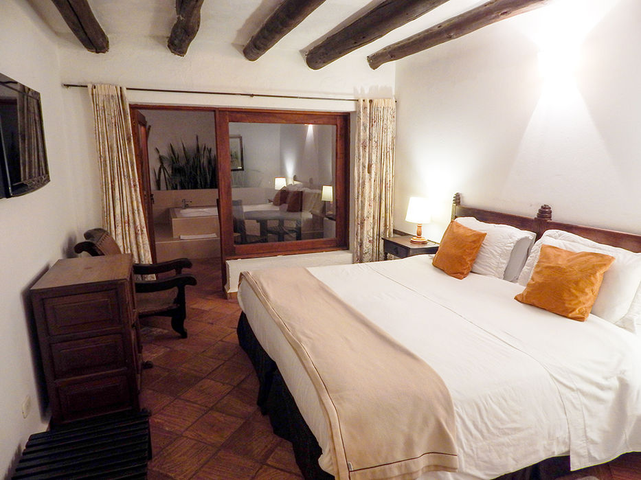 Hotel Meson de Los Virreyes. Piscina y Spa en Villa de Leyva a pocos pasos de la Plaza Mayor. Planes románticos, masajes y celebraciones personalizadas. Habitaciones con Jacuzzi y Terraza