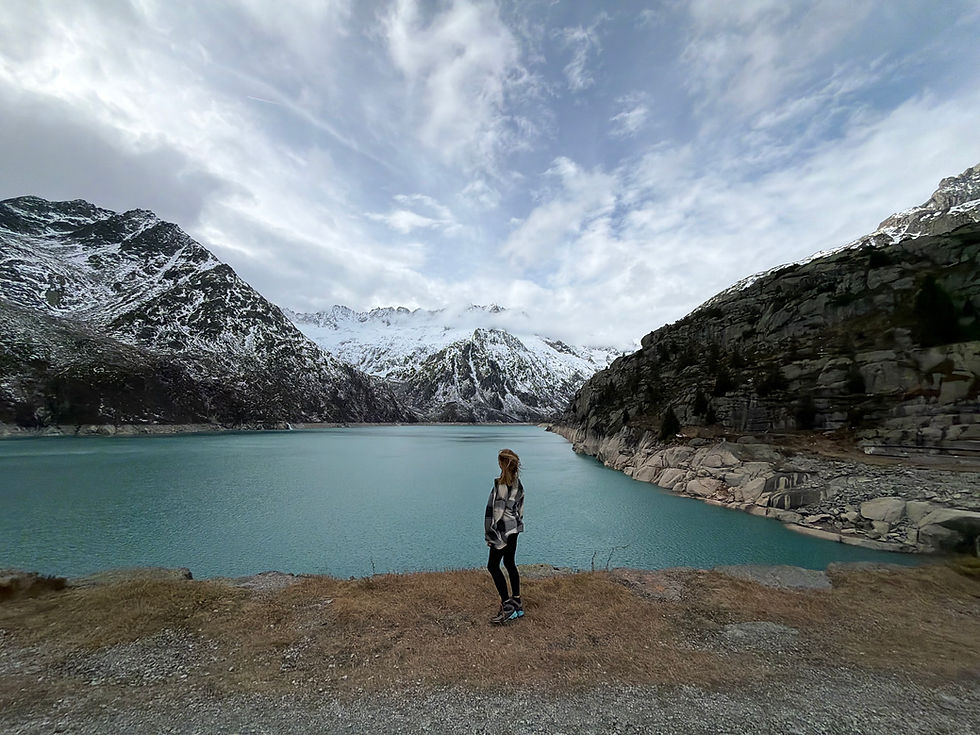 Jestem szara- wśród tych biało-czarnych ludzi; nijaka- wobec tego górskiego świata. Jedyne co we mnie spójne- natarczywy podmuch wiatru, krzyczący "to Twoje miejsce!"