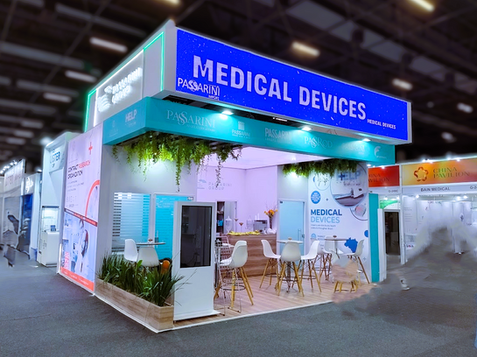 Stand construído, ponta de ilha área 42m² 
Composto atendimento lounge bar  e estações de trabalho . Testeira interativa totens multimídias 
PROJETO: By Support Eventos
