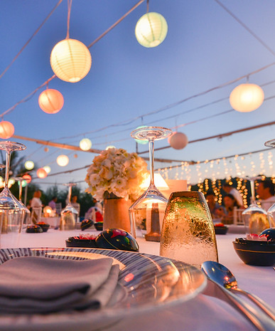 Aufbau einer Dinnerparty im Freien