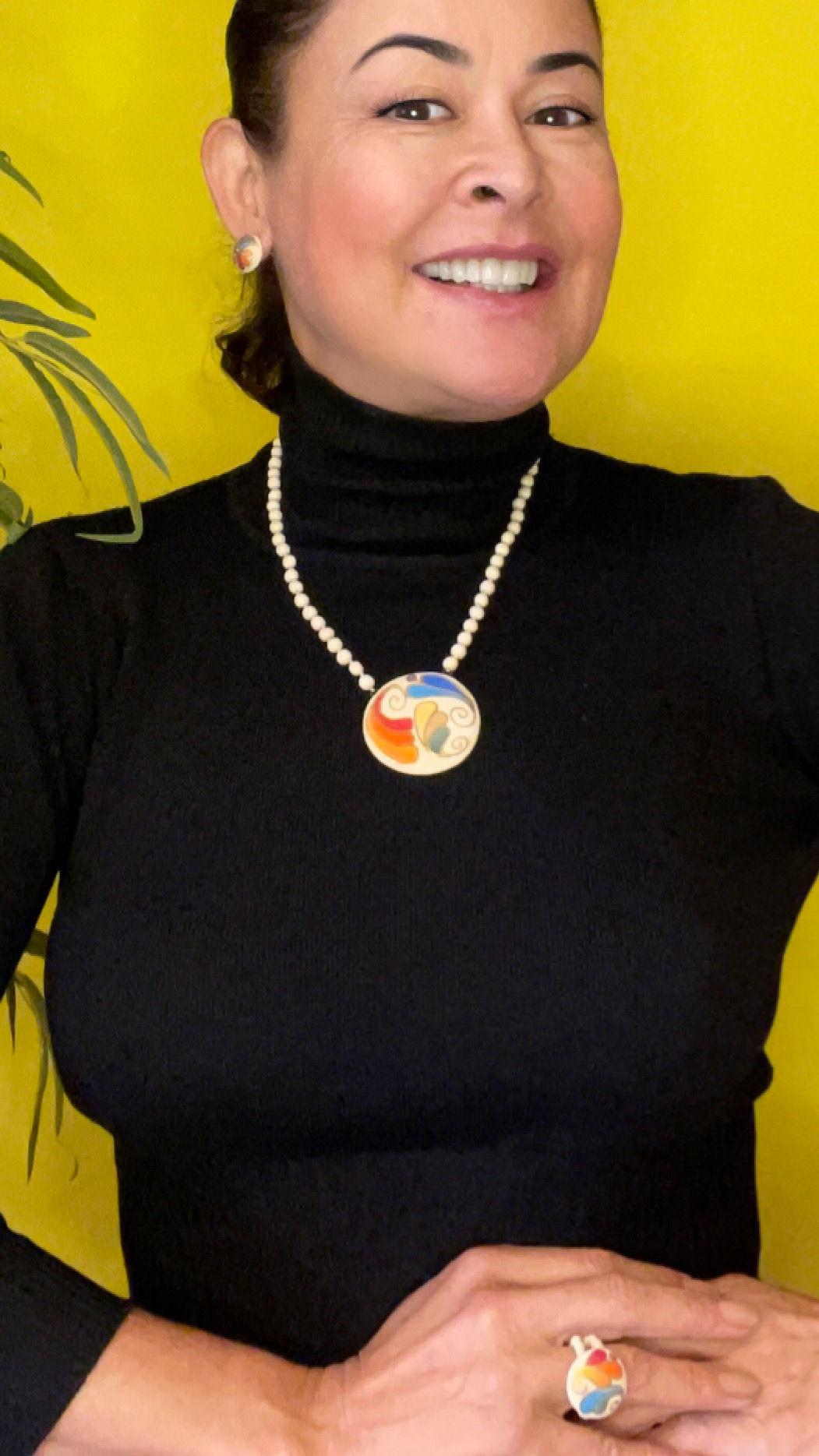 Colar medalha off white com cordão em cerâmica.