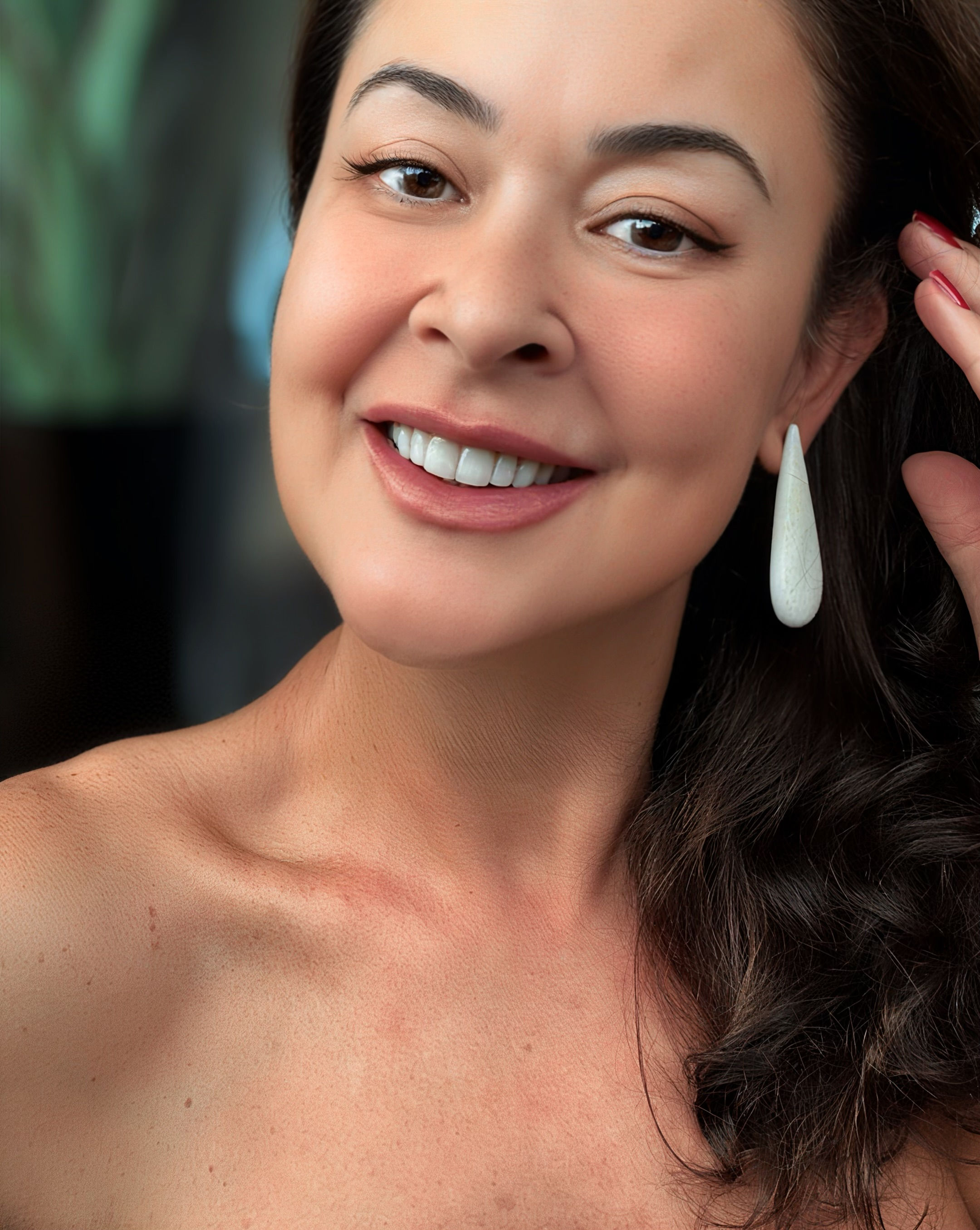 Brincos gota longa off white.