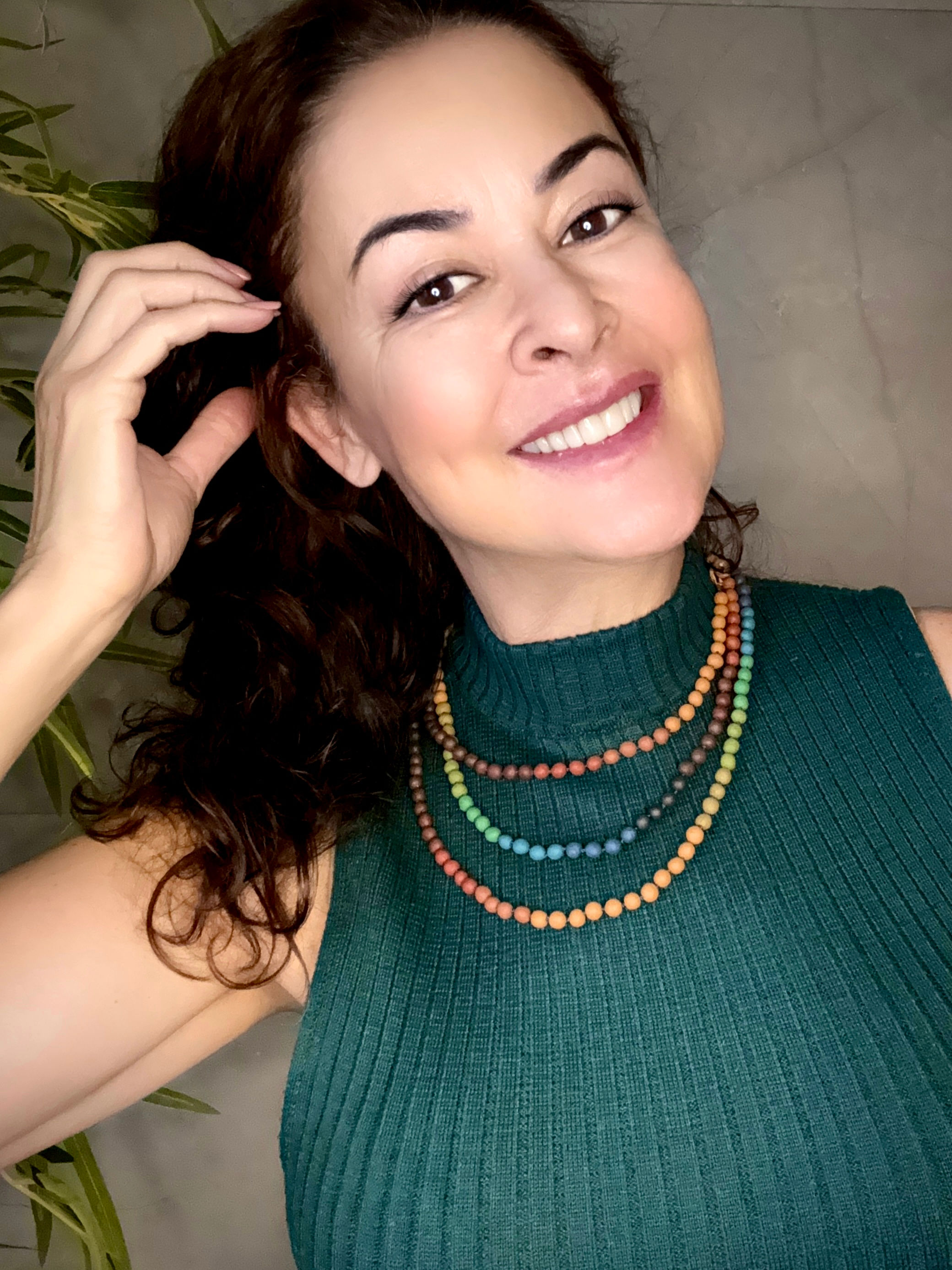 Colar 3 voltas bolinhas coloridas cerâmica fosca.