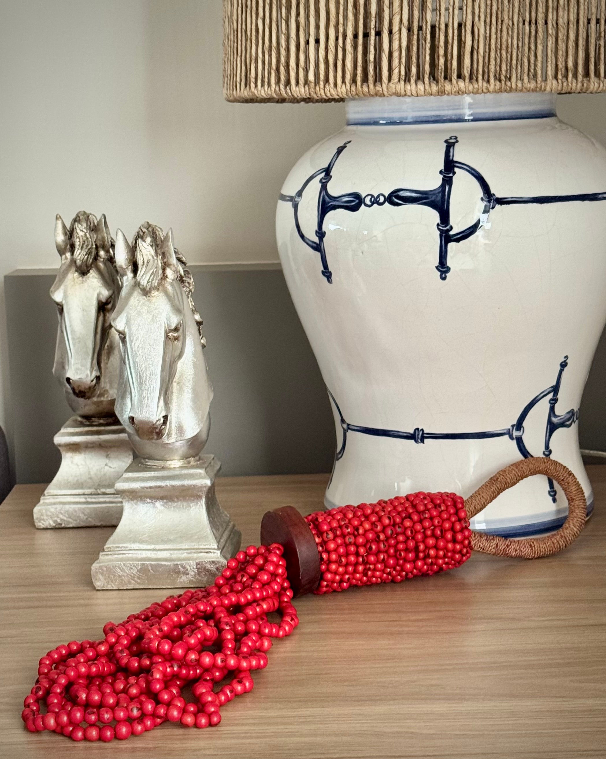 Colar de mesa açaí vermelho e madeira.