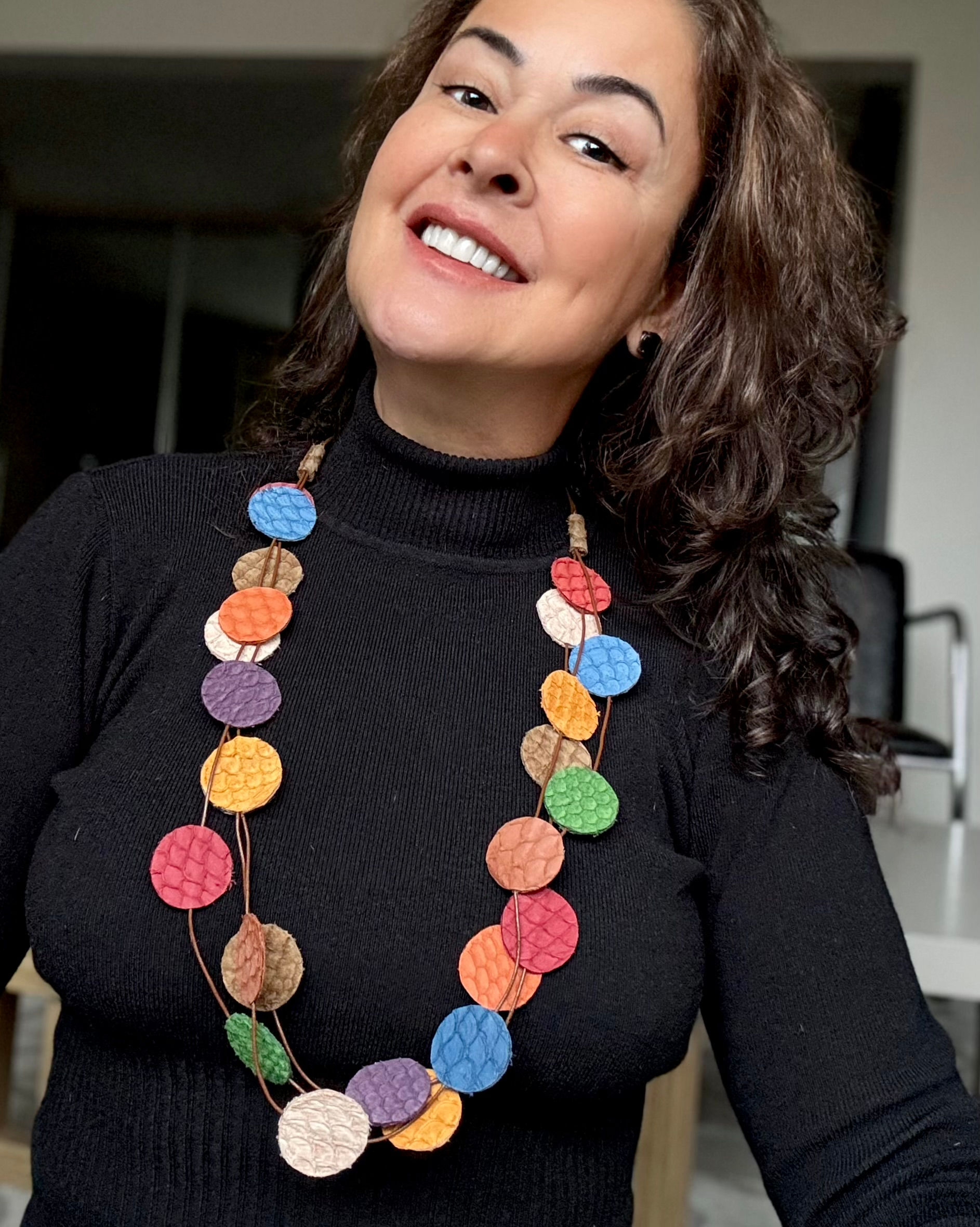 Colar couro de tilapia circulos coloridos 2.