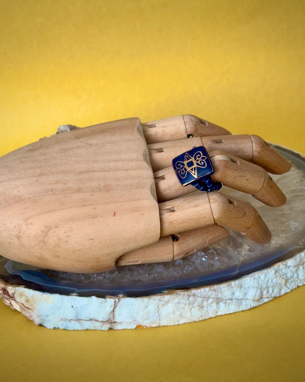 Miniatura: Anel quadrado flexível azul com desenho em ouro 1.