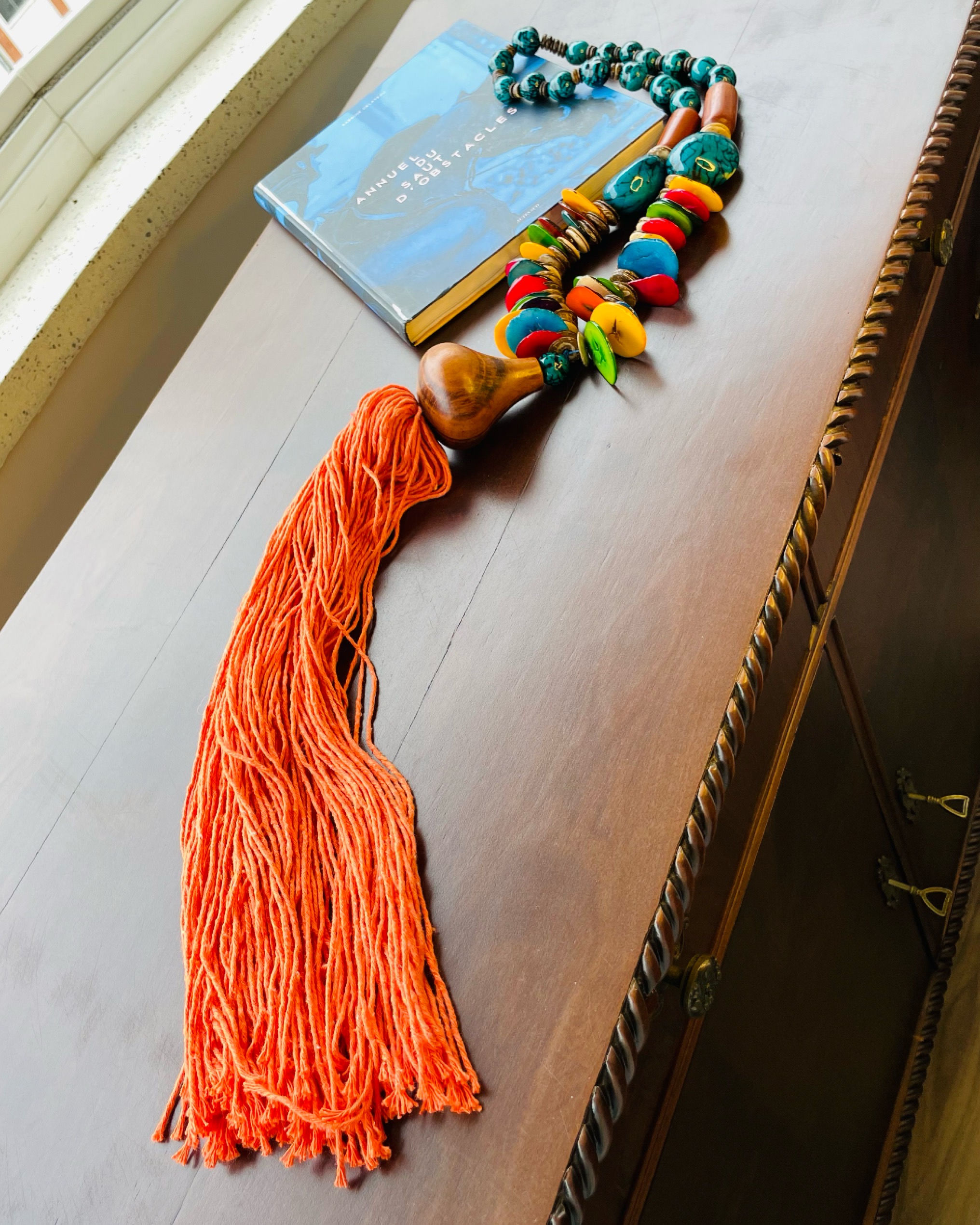 Colar de mesa ou parede jarinas fatiadas coloridas e madeira.