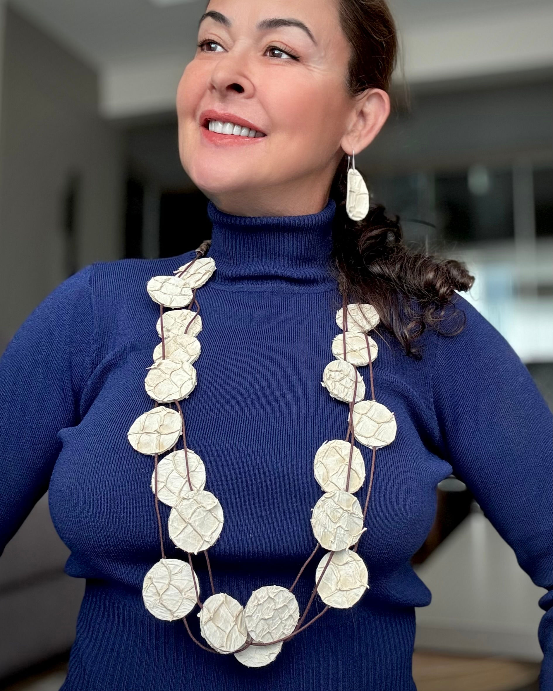 Couro círculos couro de pirarucu off white.