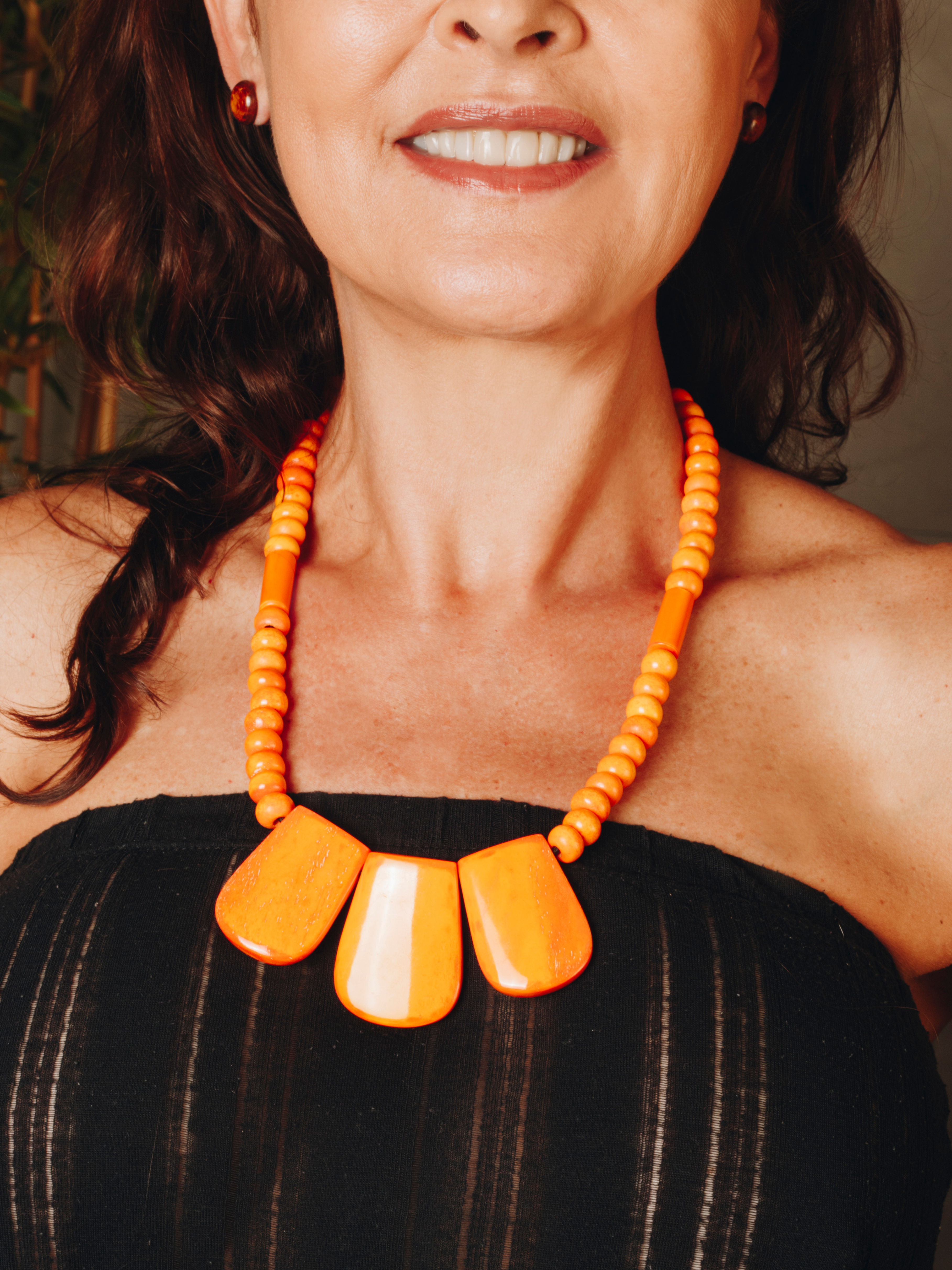 Colar três peças redondas amarelo ouro.