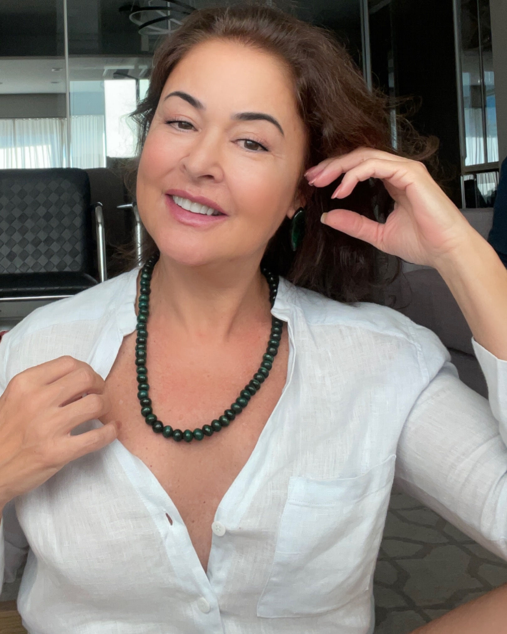 Colar bolinhas verde.