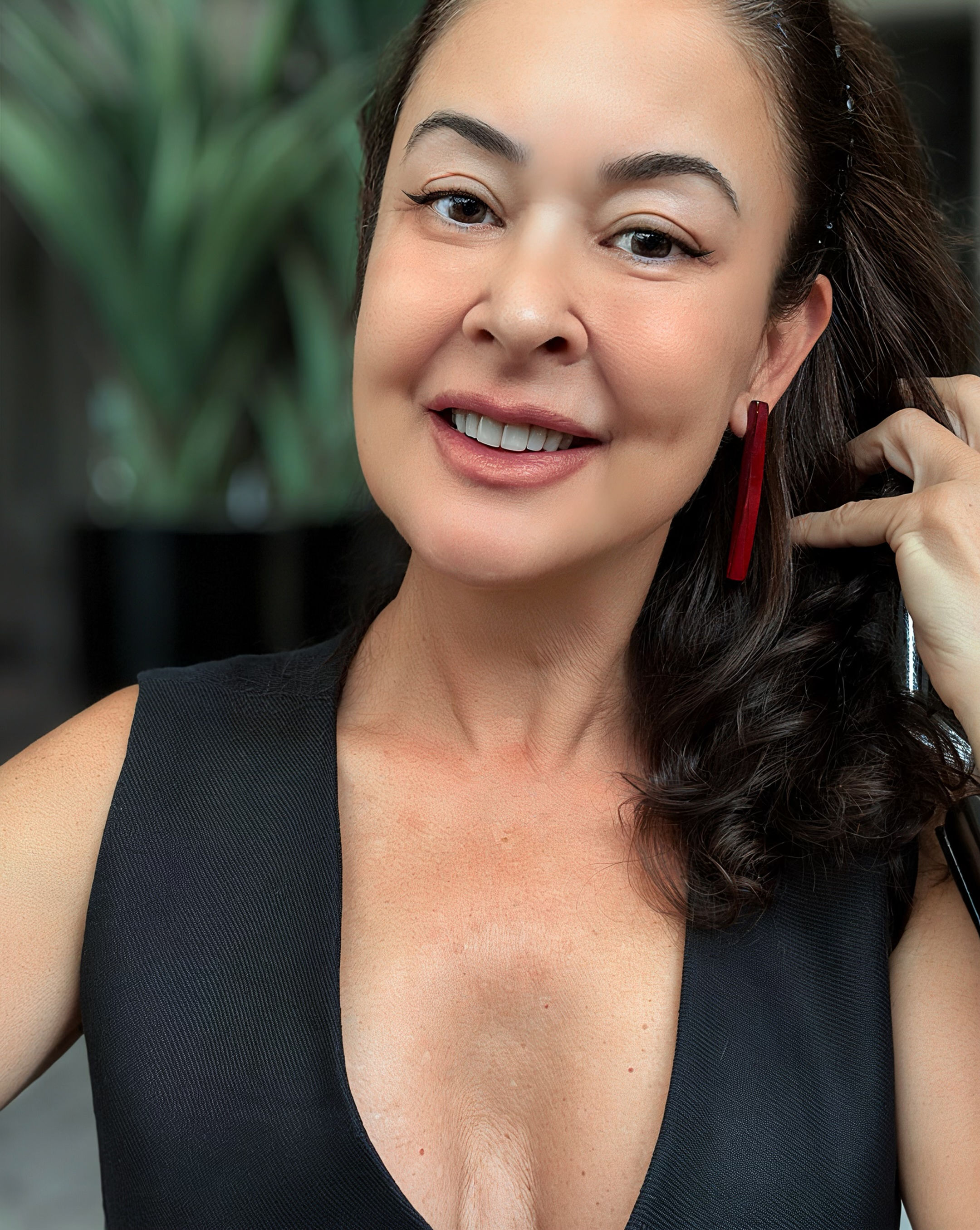 Brincos palito marrom.