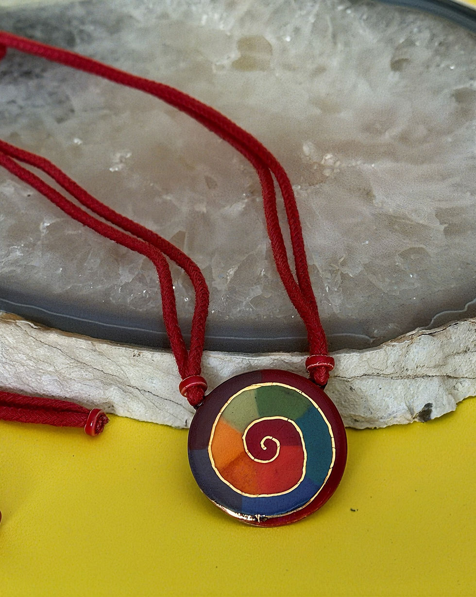 Miniatura: Colar cerâmica vitrificada espiral P fundo vermelho.