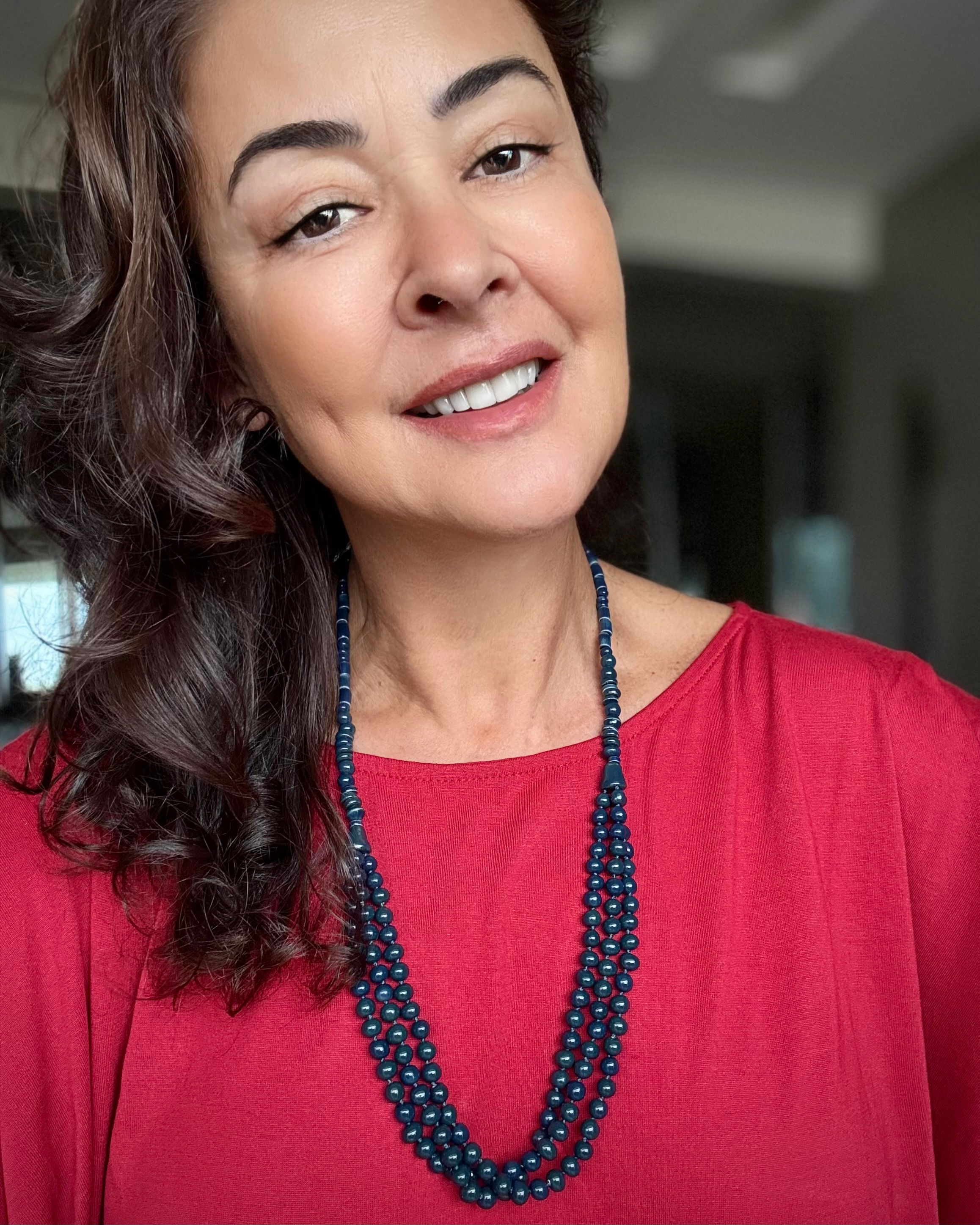 Colar bolinhas cerâmica vitrificada marinho.