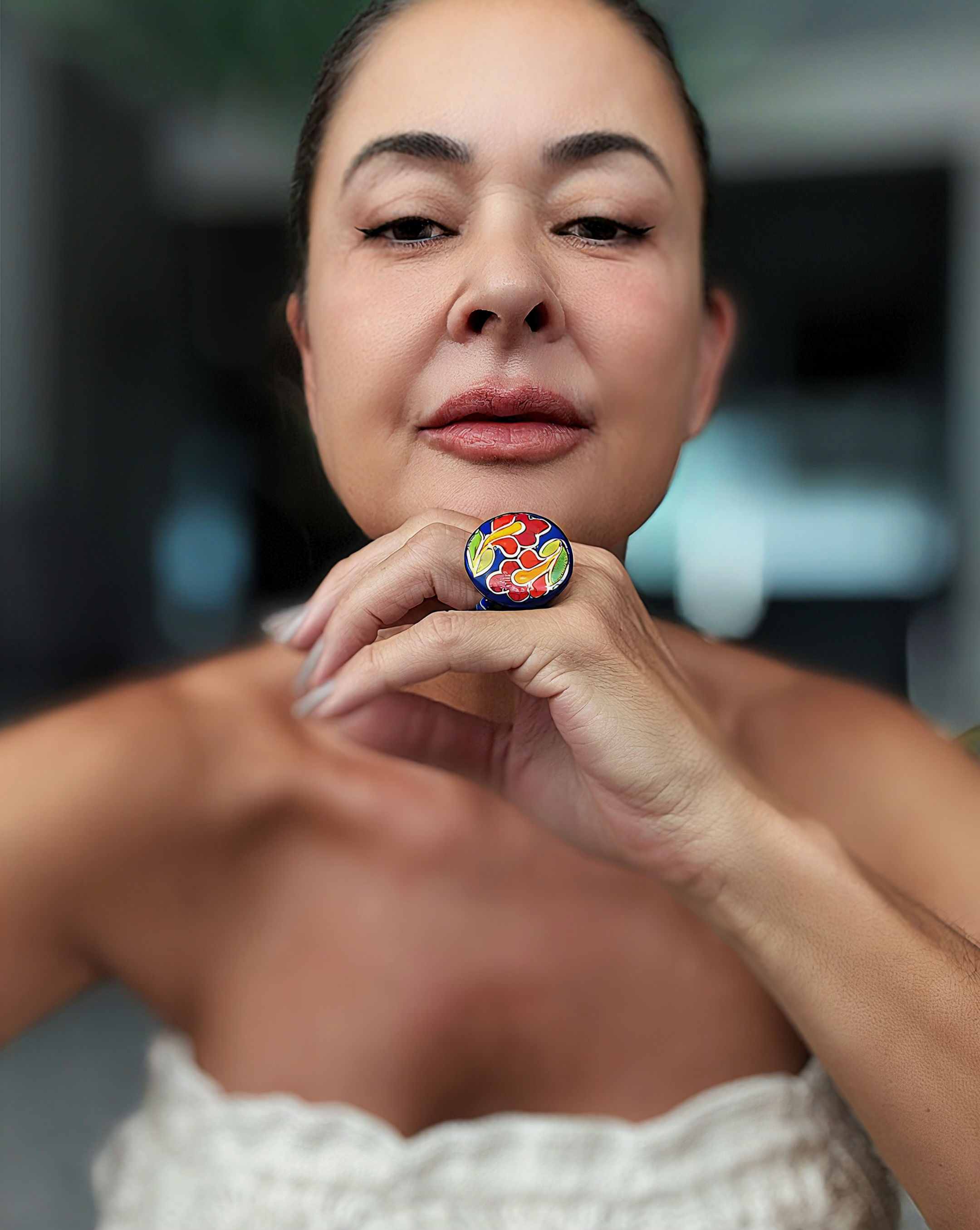 Anel flor flexivel fundo azul G.