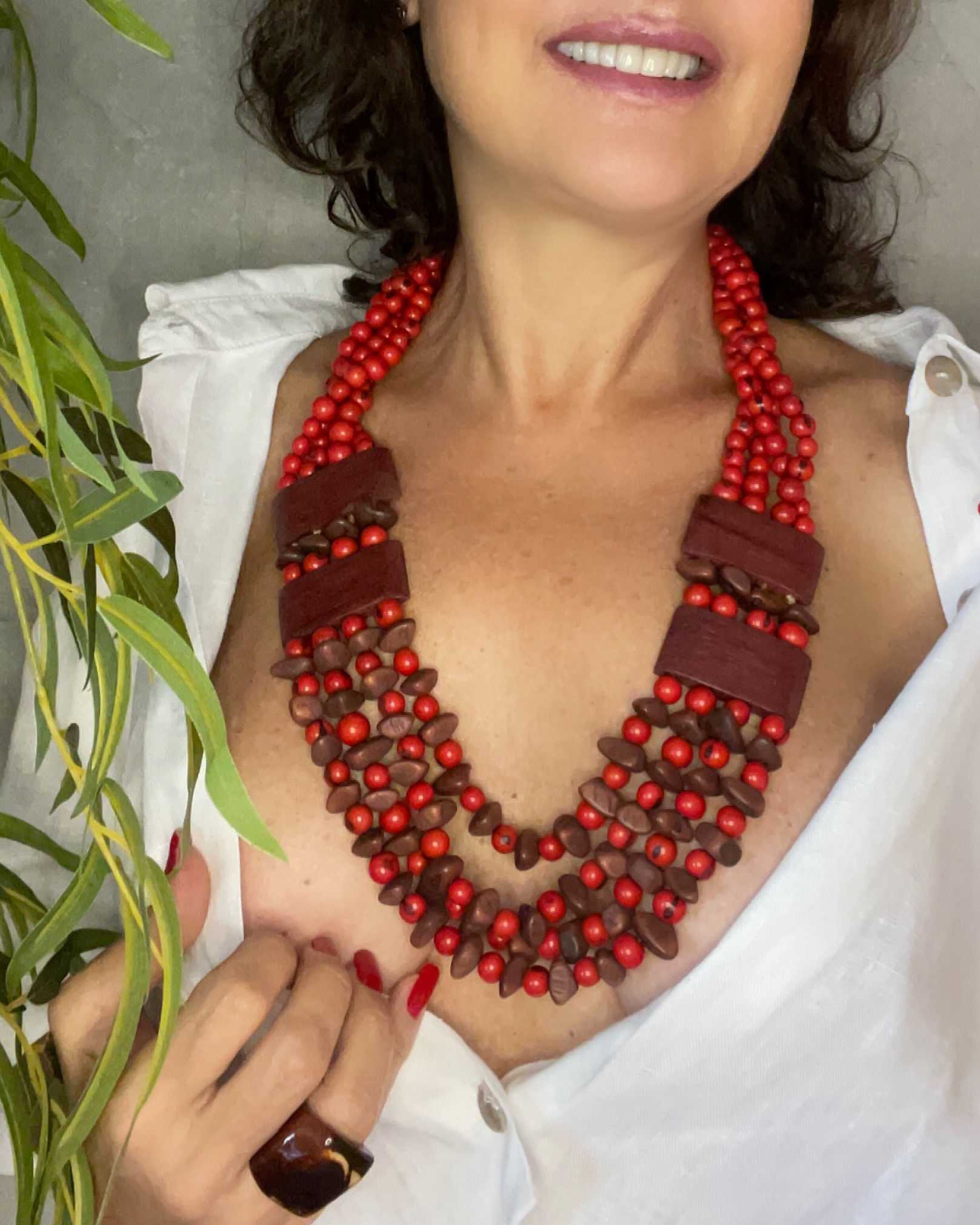 Colar açaí vermelho e madeira.