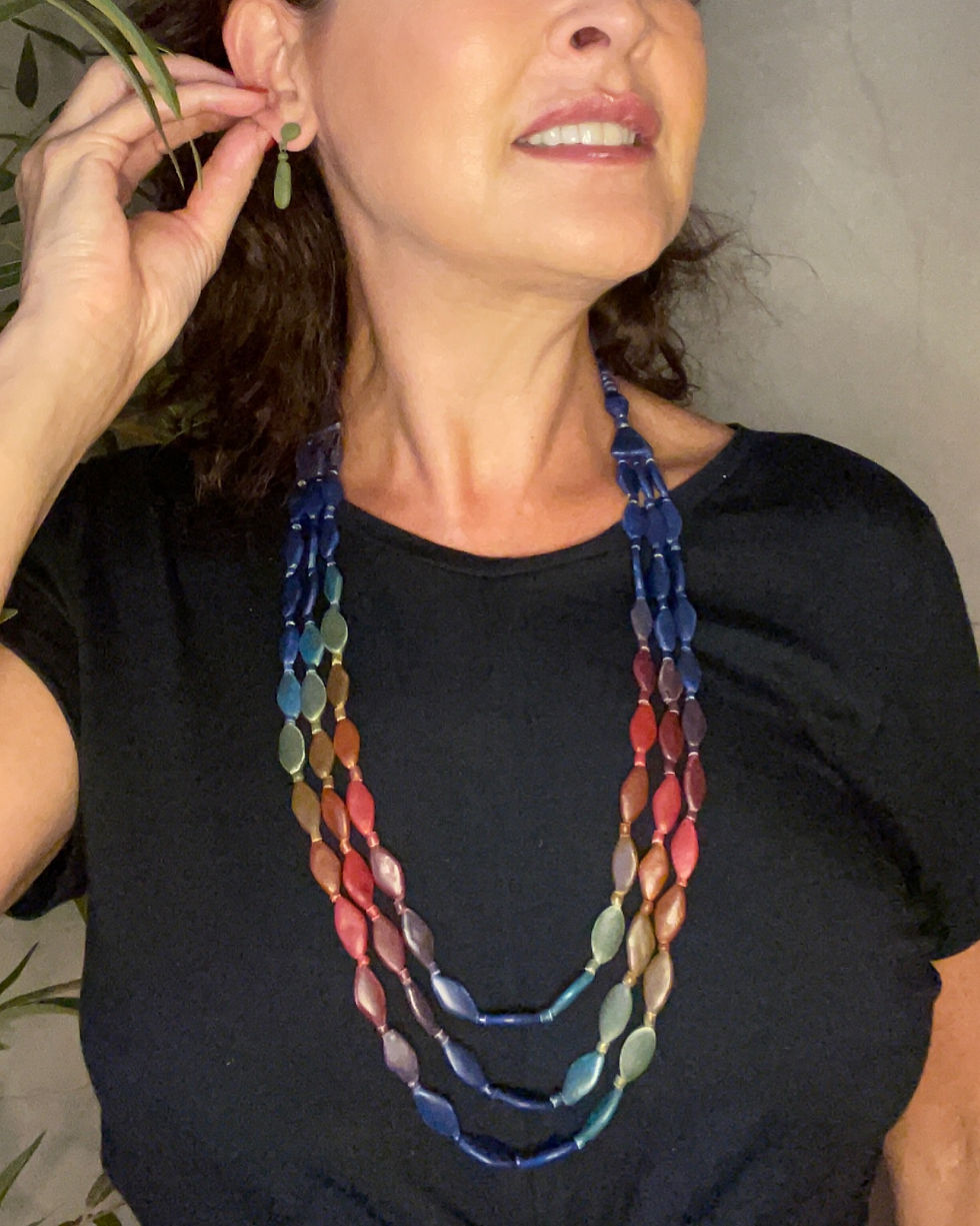 Colar cerâmica fosca colorida três voltas.