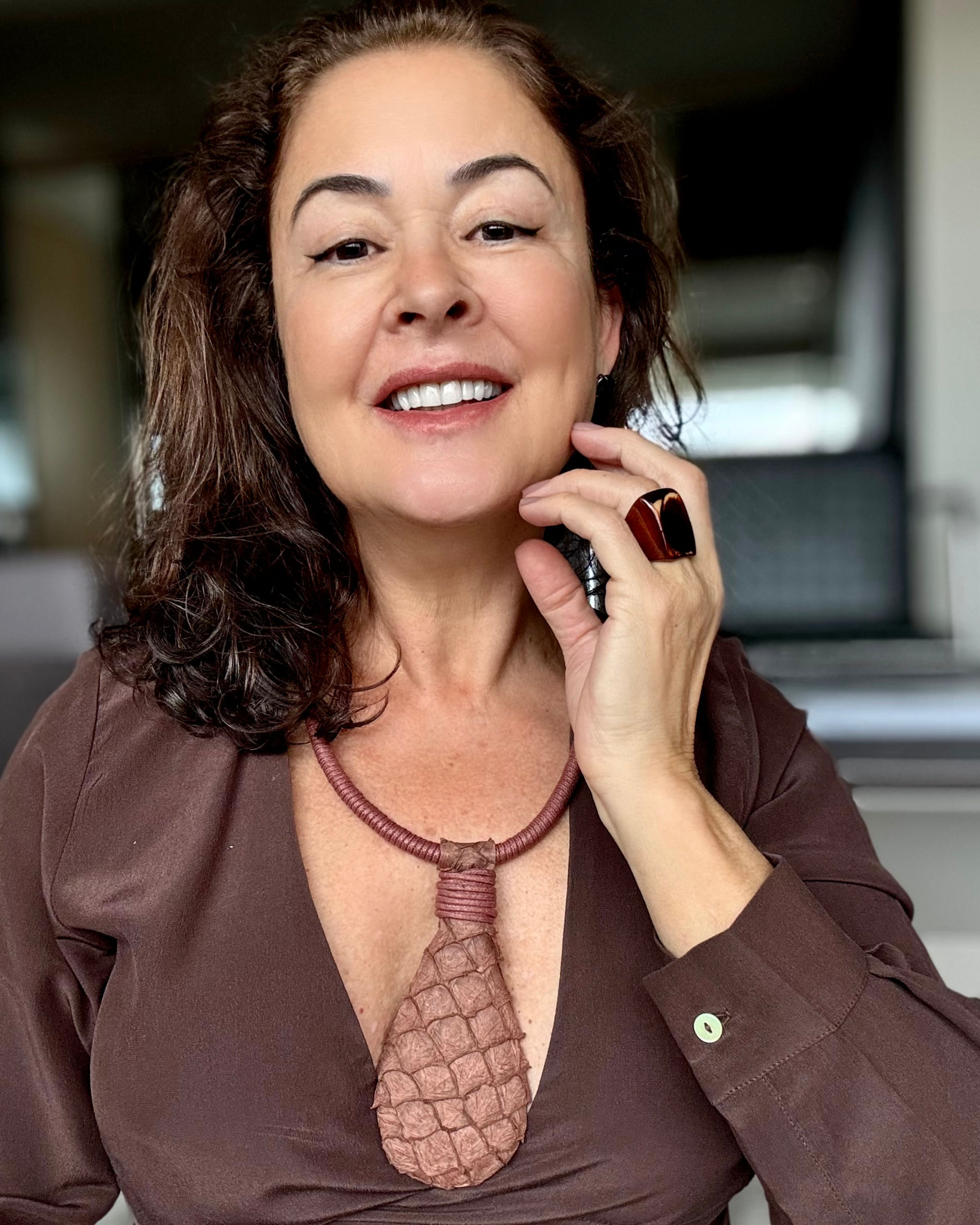 Colar peça única couro de pirarucu marrom.