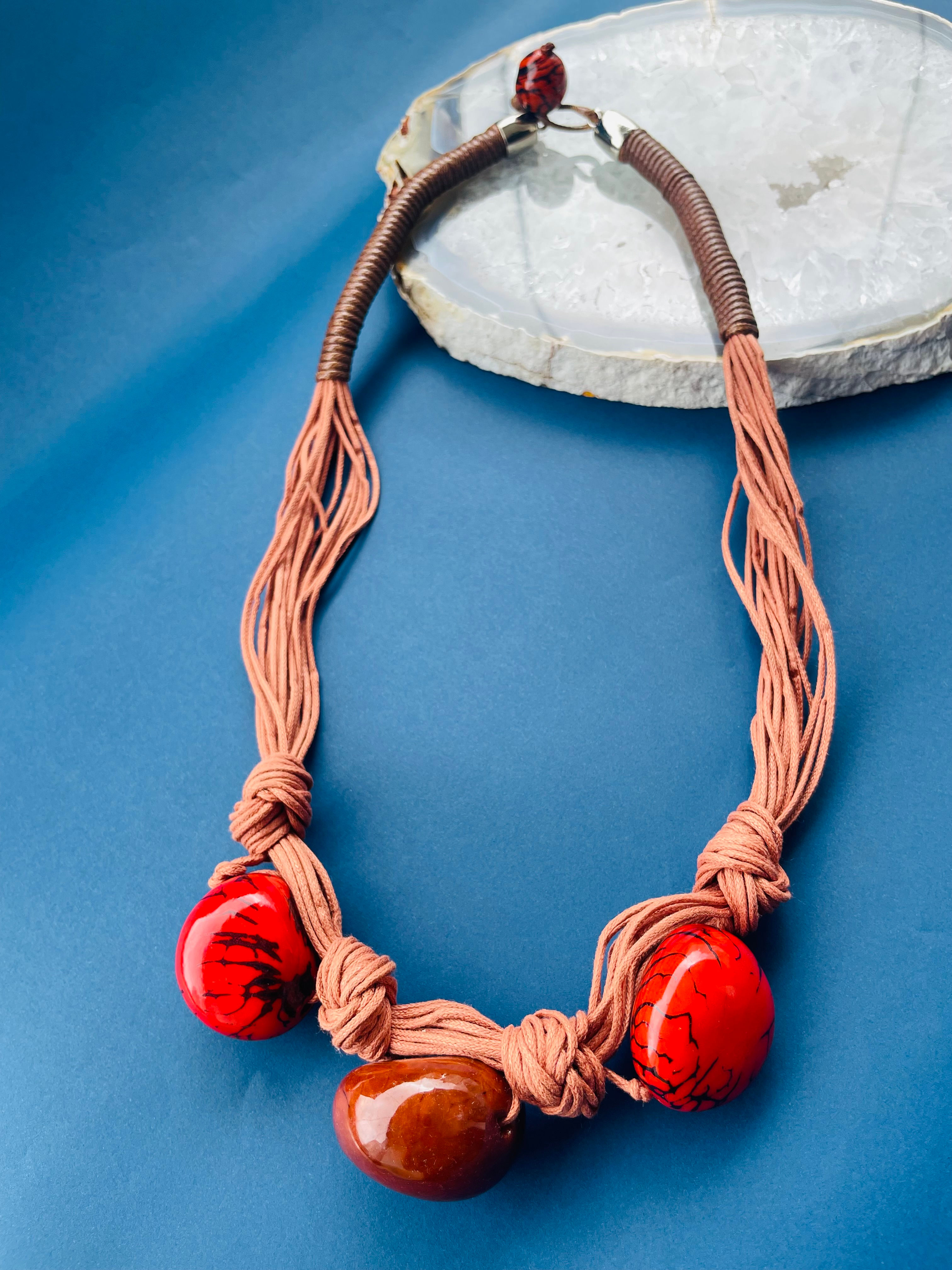 Colar três jarinas.