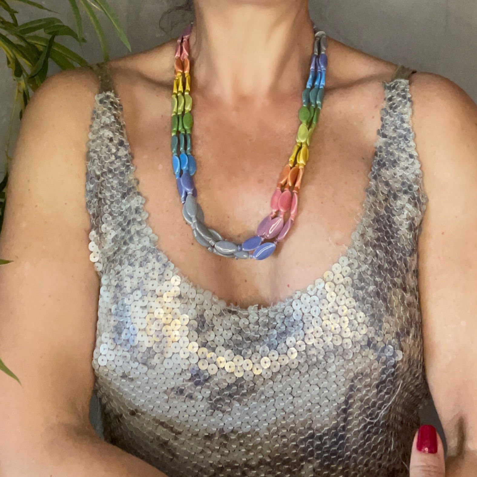 Colar em cerâmica vitrificada três voltas em tons pastéis.