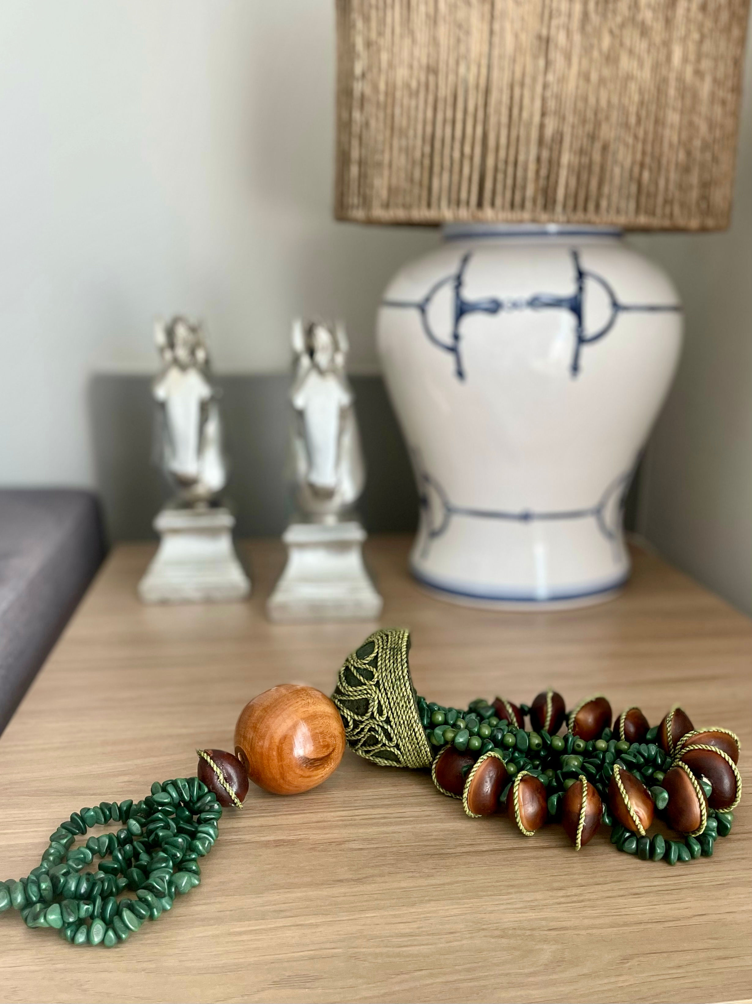 Colar de mesa sementes de buriti tingidas em verde, olho de boi e tucum.